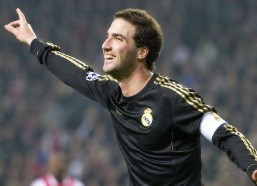 中国竞猜官网_FC26鬼卡1队阵容震撼揭晓，维尼修斯与莱奥领衔锋线，基米希姆伯莫构筑中轴