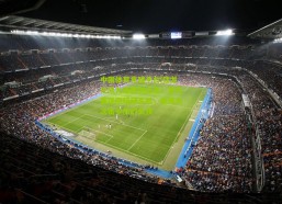 中国体育竞猜平台|猛龙狂飙九连胜创纪录！官方赛场照暗藏玄机，连续九次击中你的头顶